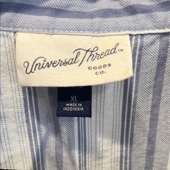 Universal Thread Blue and White Casual Button Down Shirt NWOT - Picture 2 of 3